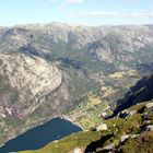 Kjeragwanderung mit Blick auf Lysebotn