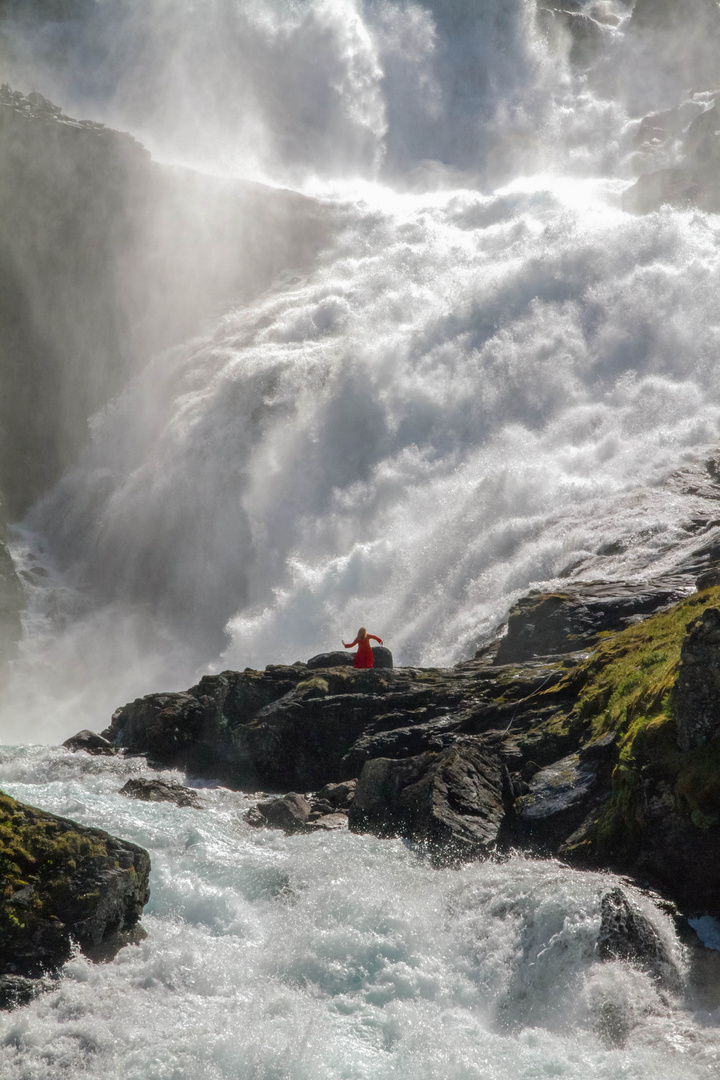 Kjosfossen mit Tänzerin