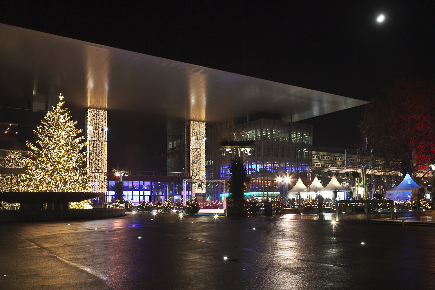 KKL Luzern in der Weihnachtszeit mit dem künstlichen Eisfeld und Weihnachtsbaum