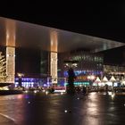 KKL Luzern in der Weihnachtszeit mit dem künstlichen Eisfeld und Weihnachtsbaum
