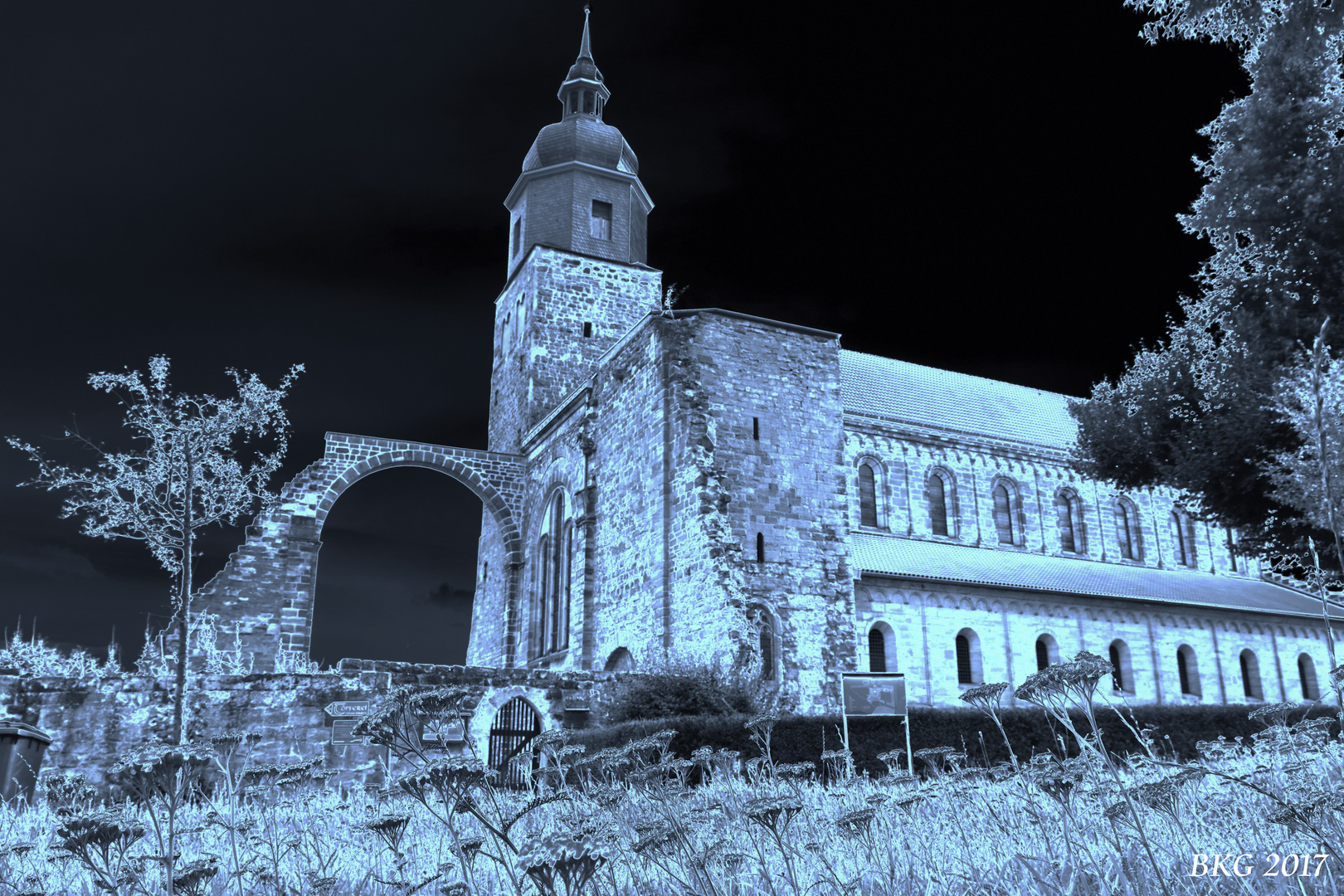 Kkosterkirche thalbrück im monochrom 