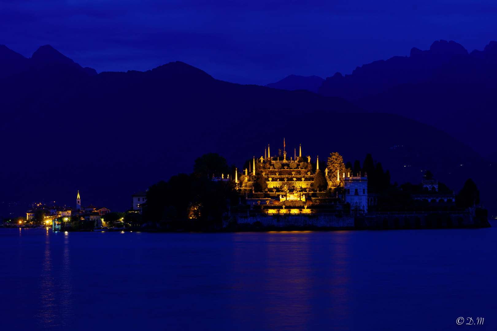 kl Insel bei Nacht