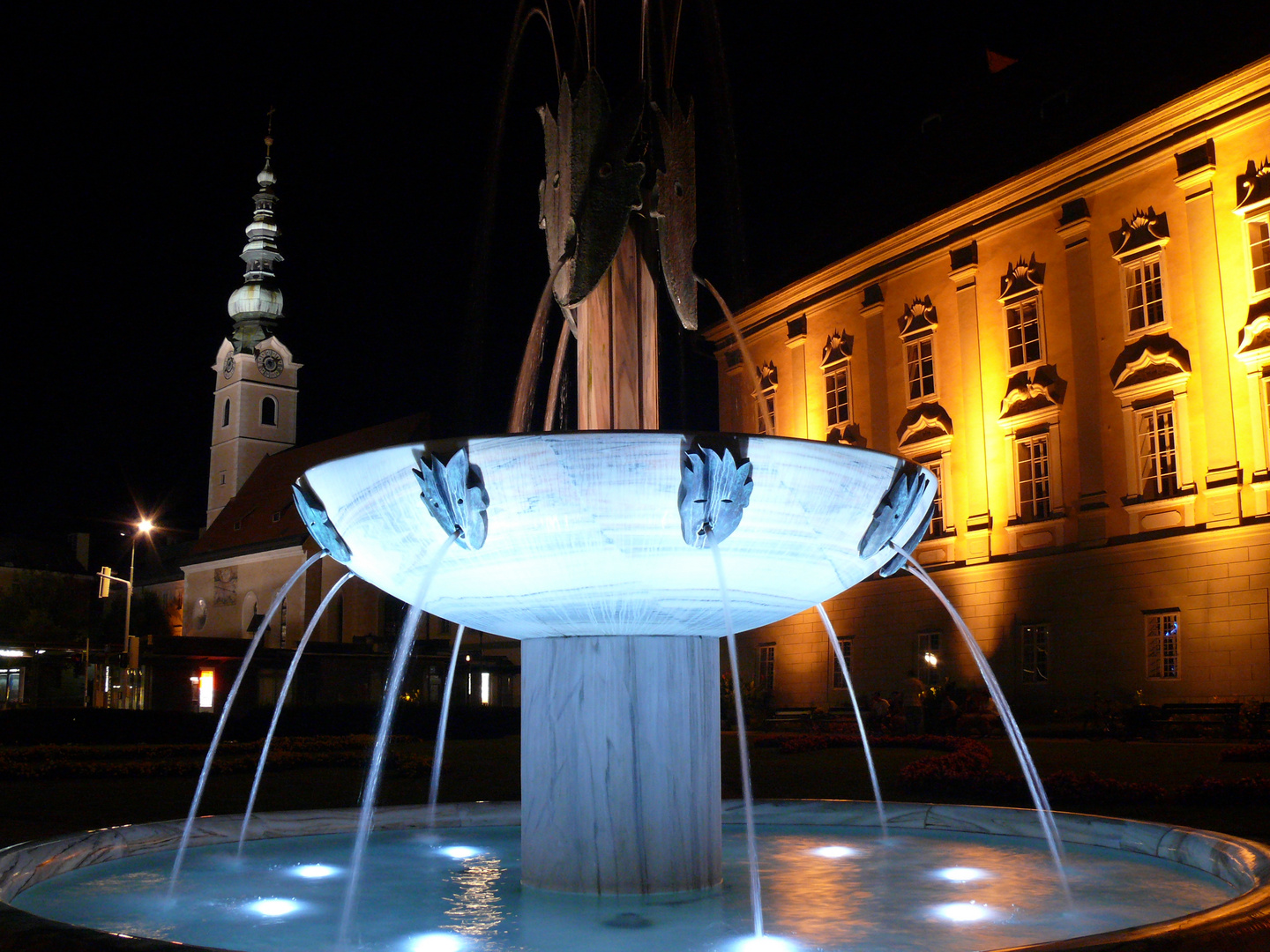 Klagenfurt bei Nacht - Kiki Kogelnik Brunnen