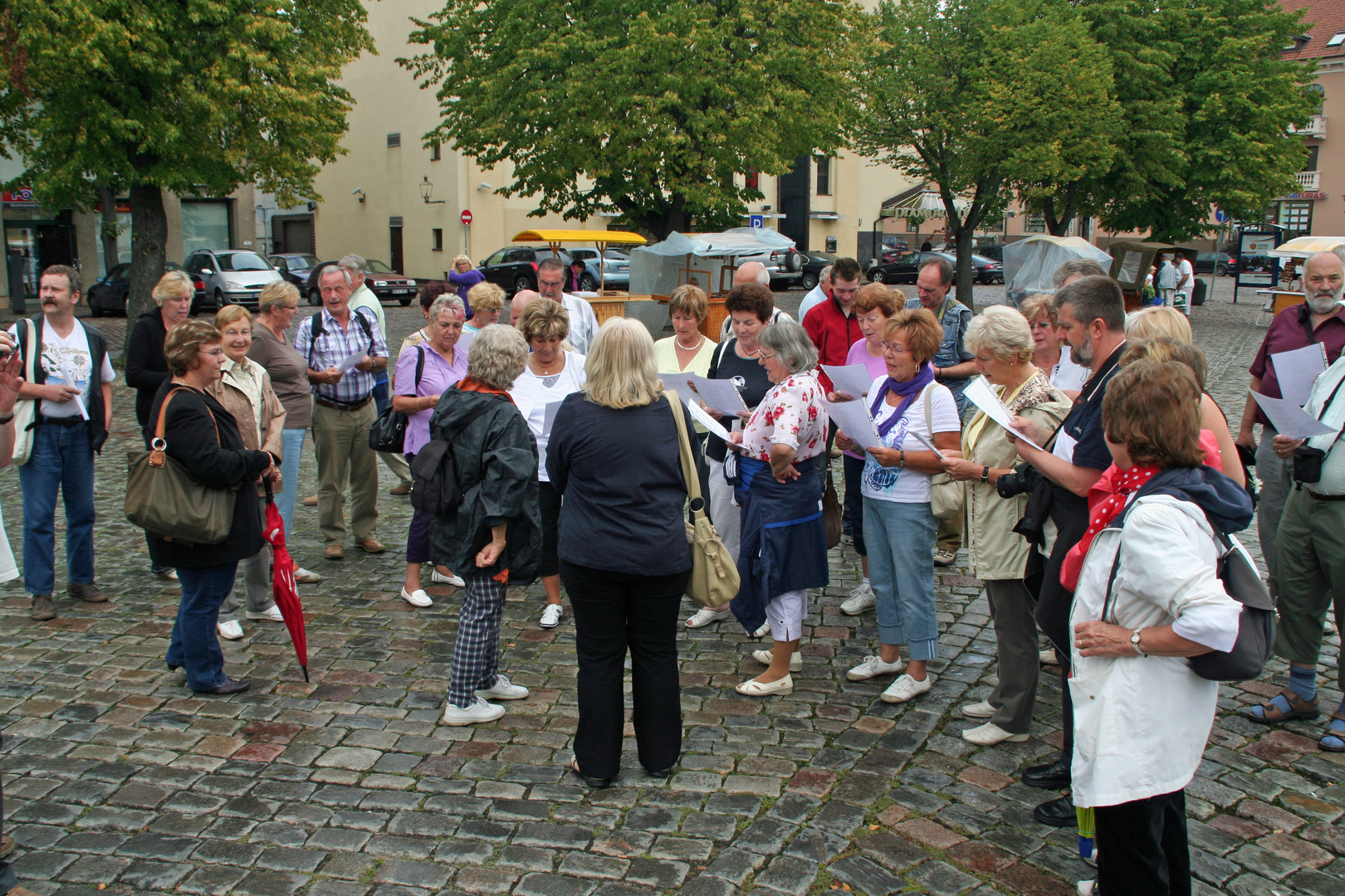 Klaipeda: (Memel) Vor dem Simon - Dach - Brunnen mit dem Änchen von Tharau