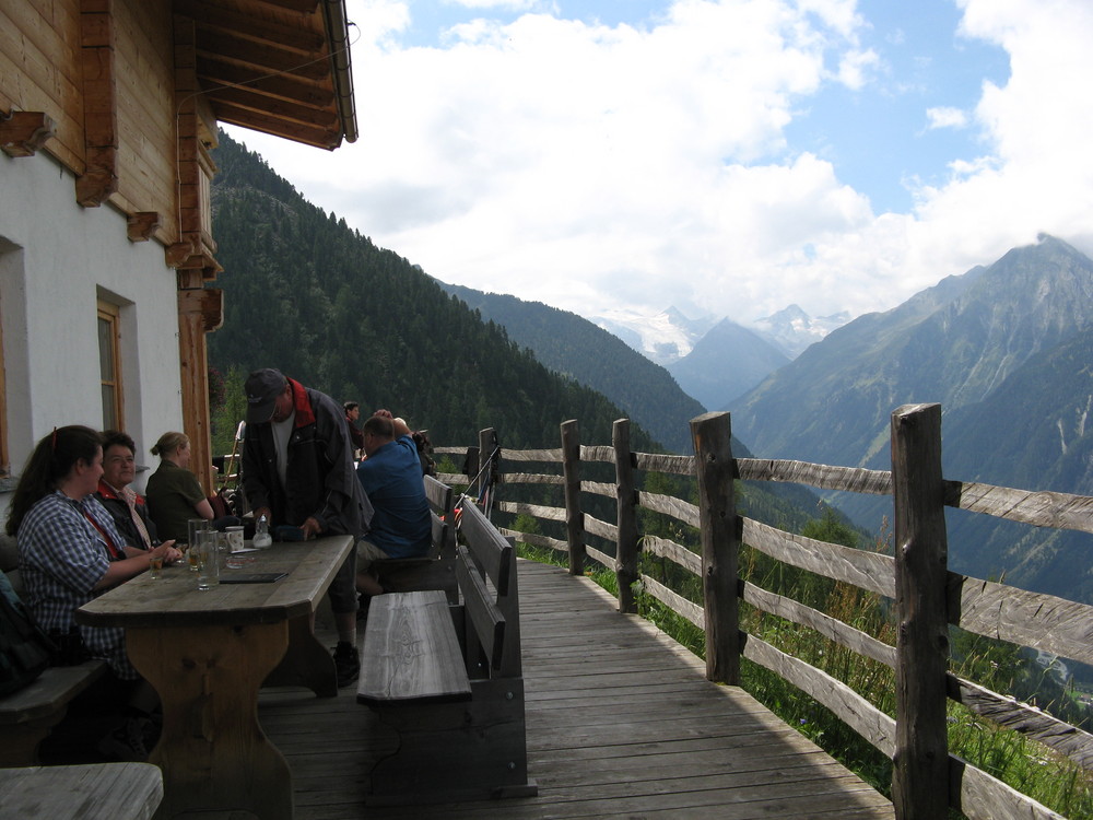 Klamperbergalm mit Blick zum Sulzenauferner im Stubaital