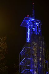 Klangturm bei Nacht in blau