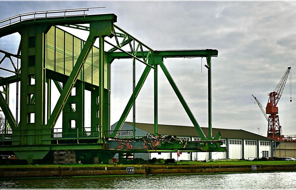 Klappbrücke - aber jederzeit passierbar für Schiffe!