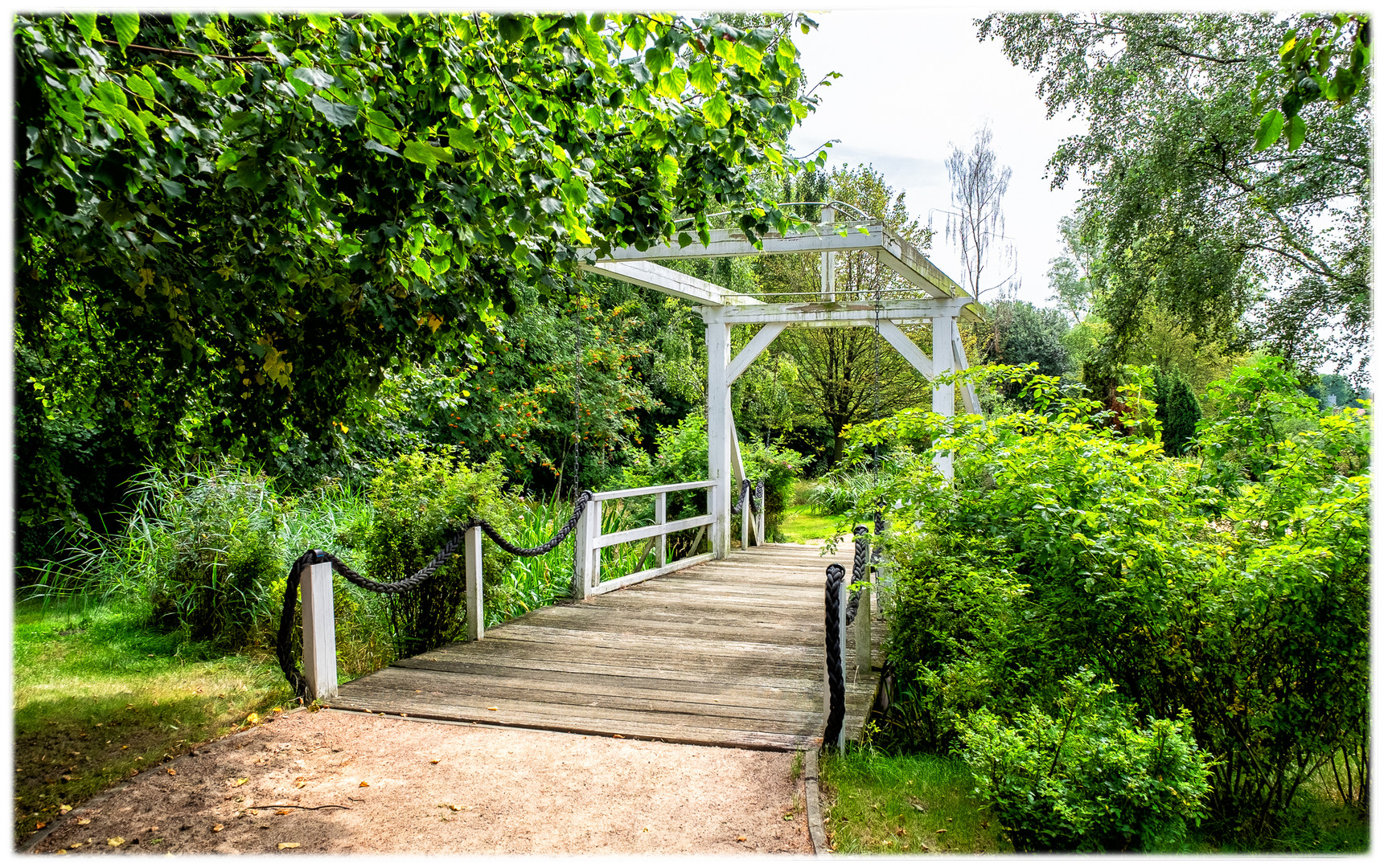 Klappbrücke im Park