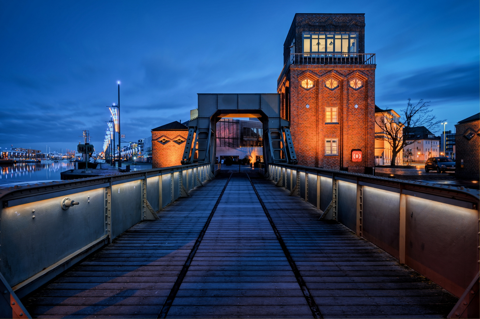 Klappbrücke und Maschinenhaus am neuen Hafen