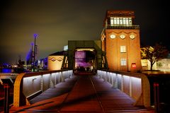 Klappbrücke vor dem Klimahaus