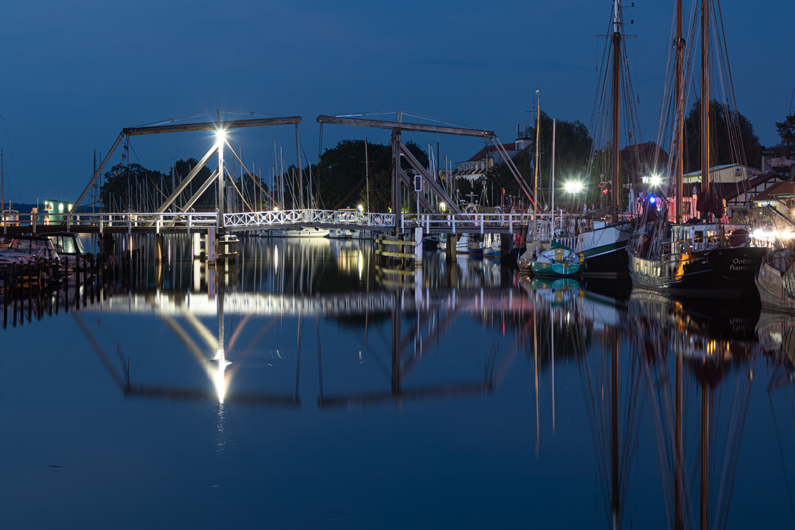 Klappbrücke Wieck nachts