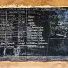 Klare Ansage - Stundenplan an der Außenwand einer tansanischen Schule