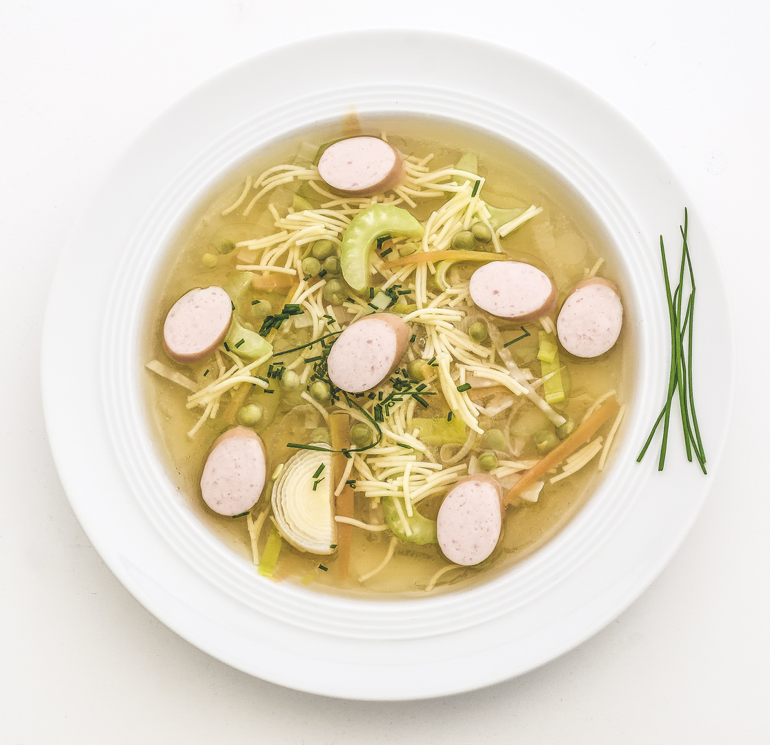 Klare Gemüsesuppe mit Fadennudeln und Würstchen 2