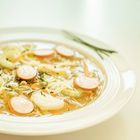 Klare Gemüsesuppe mit Fadennudeln und Würstchen1