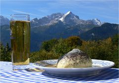 Klare Herbstluft - ein Germknödel und der Blick zur Alpspitze