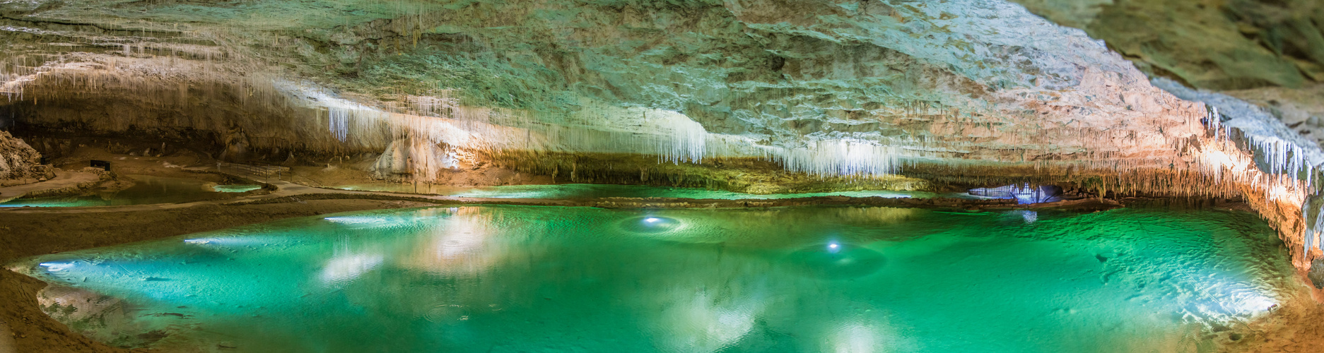 Klarer See in der Grotte de Choranche