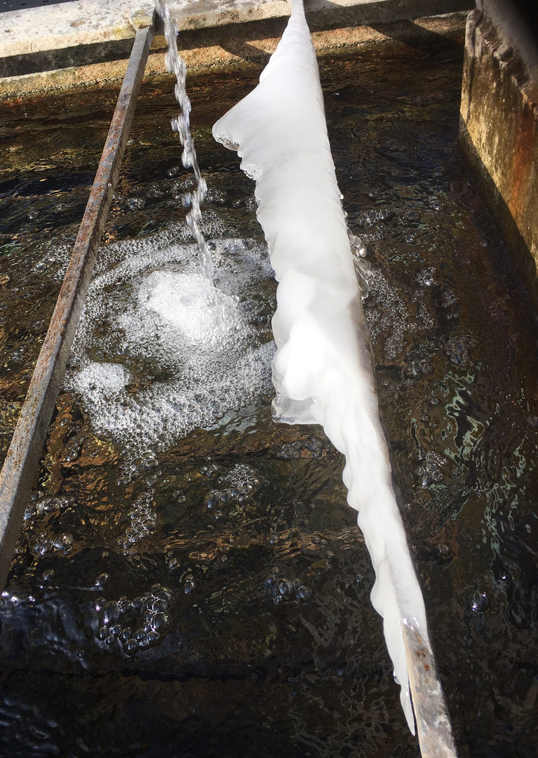 Klares fließendes Wasser