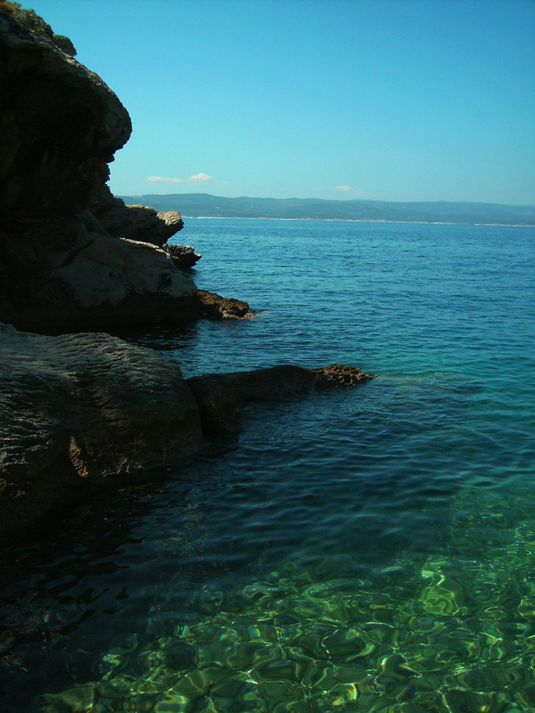 klares meer und felsen