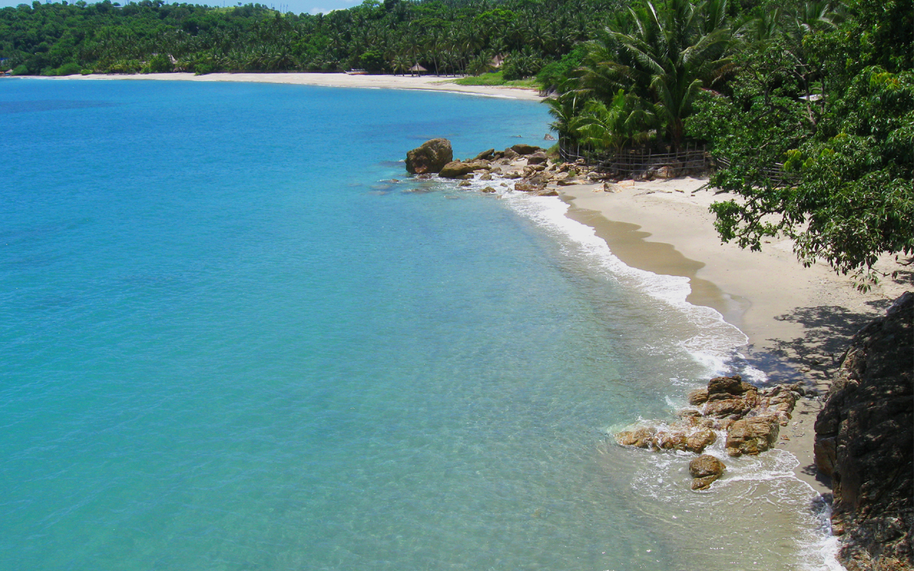 klares Wasser, weißer Strand