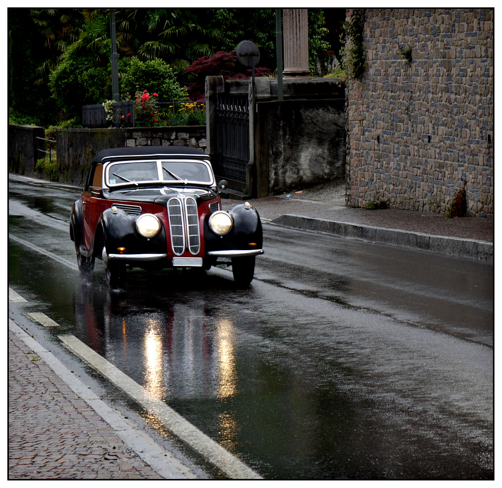 Klassiker im Regen (BMW 321 Cabrio)