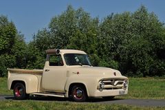 Klassikertreffen: Ford F 150 – Schick in Elfenbein