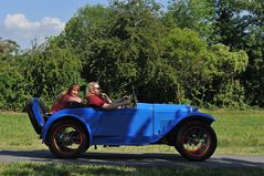 Klassikertreffen: Himmelblauer Oldtimer mit zufriedenen Insassen