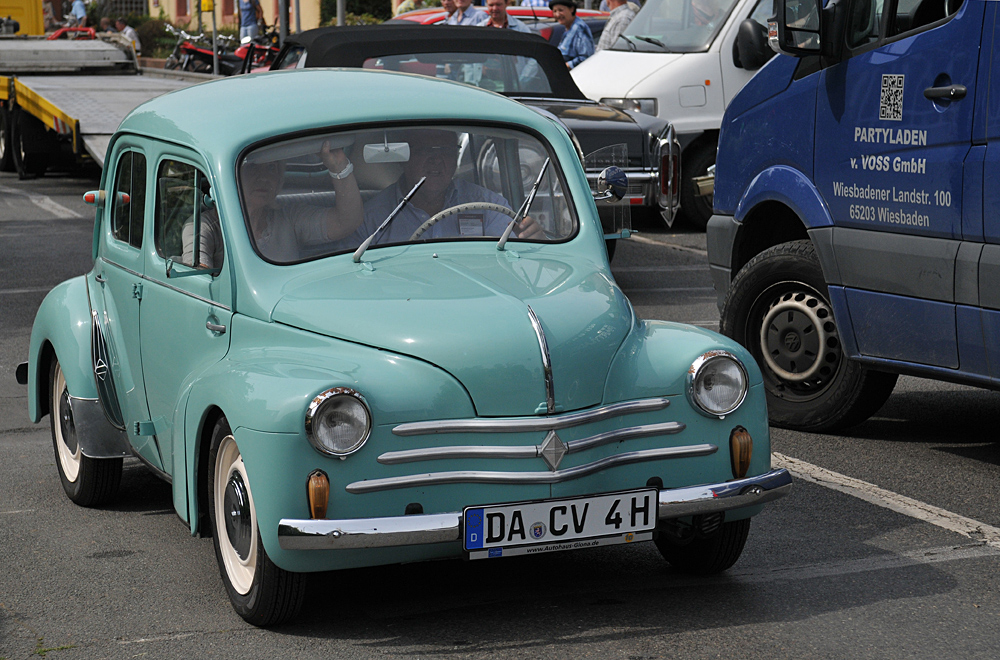 Klassikertreffen: Renault 4 CV – rundlich Türkis