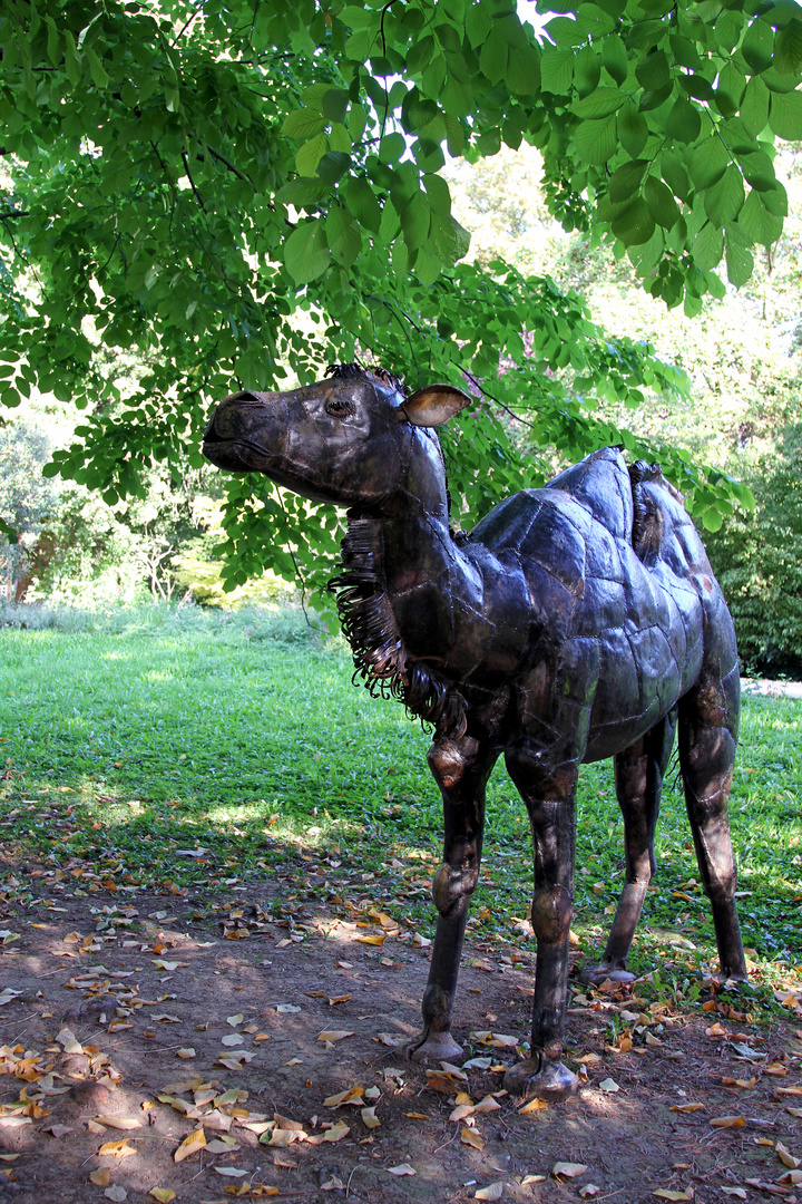 Klassische Darstellung von einem Kamel als Statue im Zoo Heidelberg