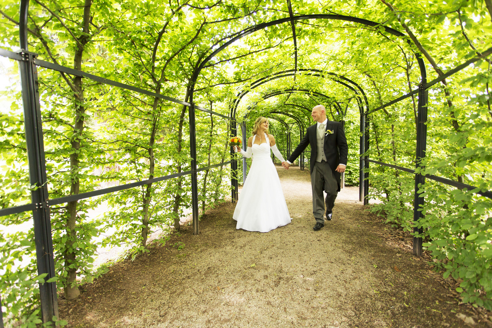 Klassische Hochzeitsfotografie im Klostergarten der Orangerie in Neuzelle