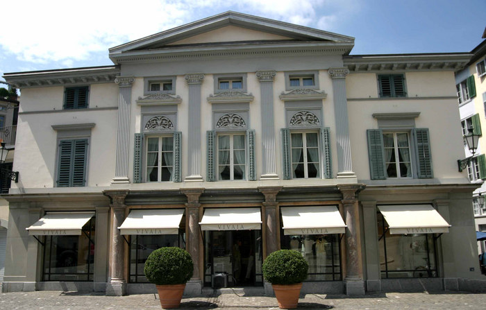 Klassizistisches Altstadthaus in Zürich hinter der Bahnhofstrasse