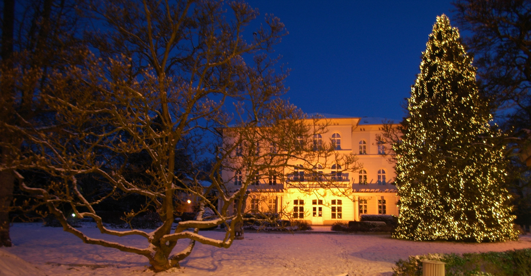 Klassizistisches Gebäude in der Weihnachtszeit