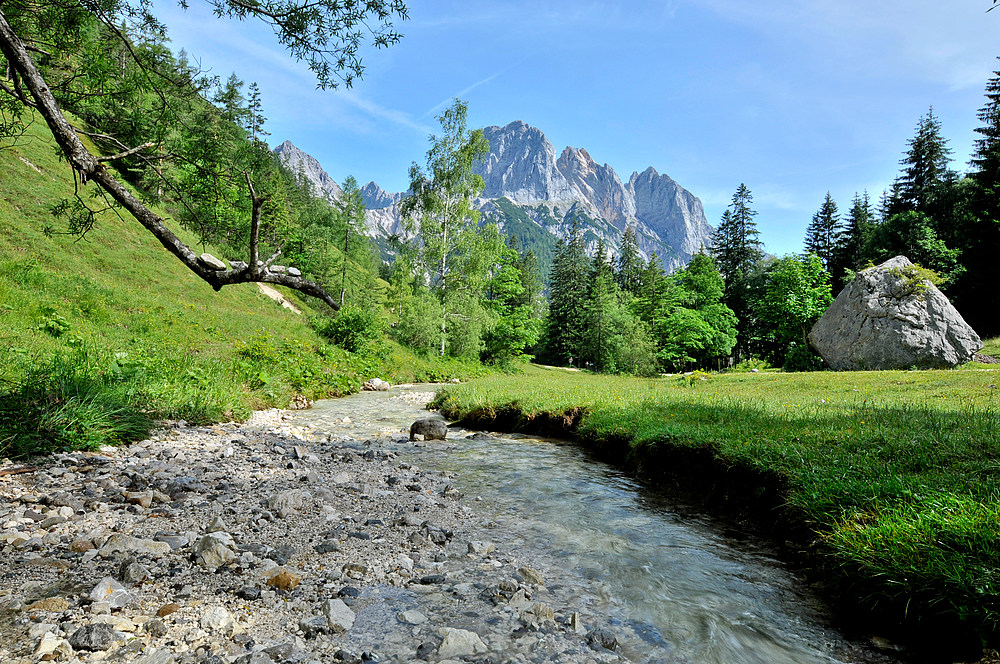 klausbach in den Berchtesgadener Alpen mit Reiter Berge