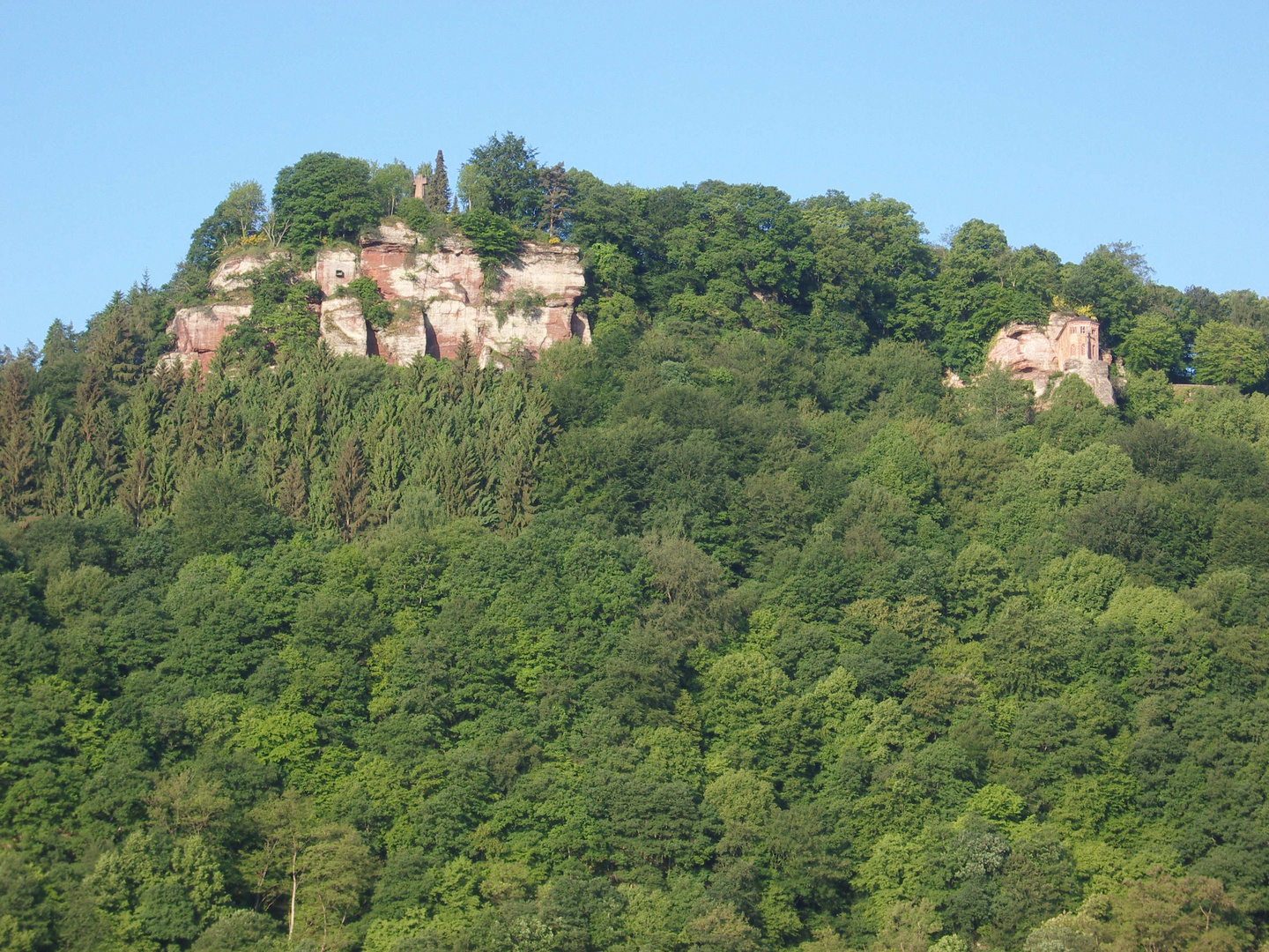 Klause bei Kastel und Kreuz auf dem Ehrenfriedhof