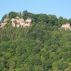 Klause bei Kastel und Kreuz auf dem Ehrenfriedhof