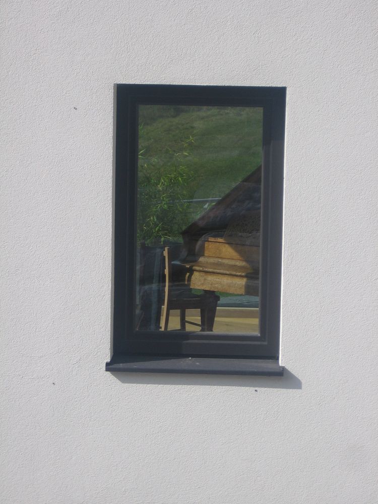 Klavier im Fenster