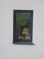 Klavier im Fenster