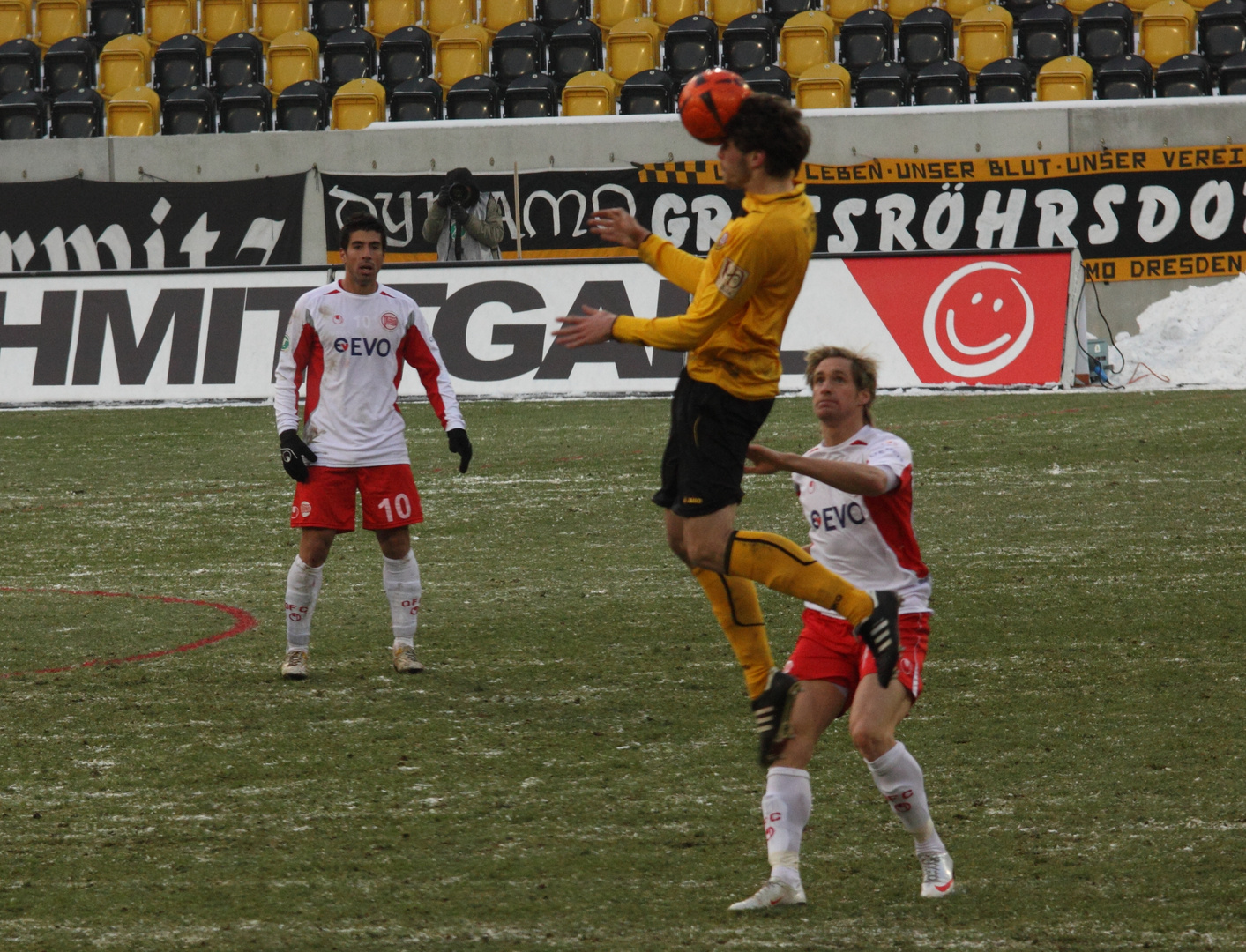 Klebt der Ball am Kopf von Tim Kister ? Foto & Bild sport, ballsport