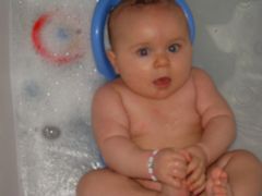 klein Anna beim baden
