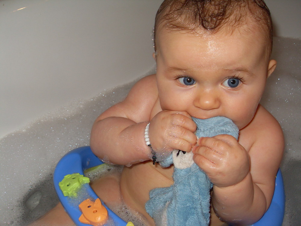 Klein Anna beim baden