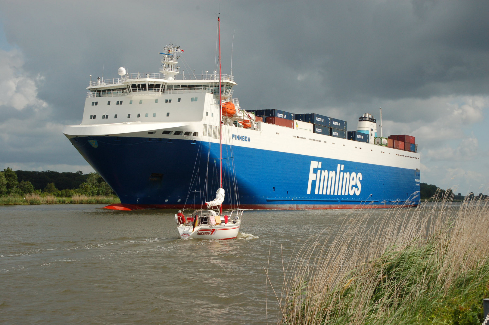 "Klein" begegnet "Groß" in der Weiche, Segelboot begegnet RoRo-Schiff