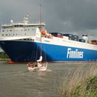 "Klein" begegnet "Groß" in der Weiche, Segelboot begegnet RoRo-Schiff