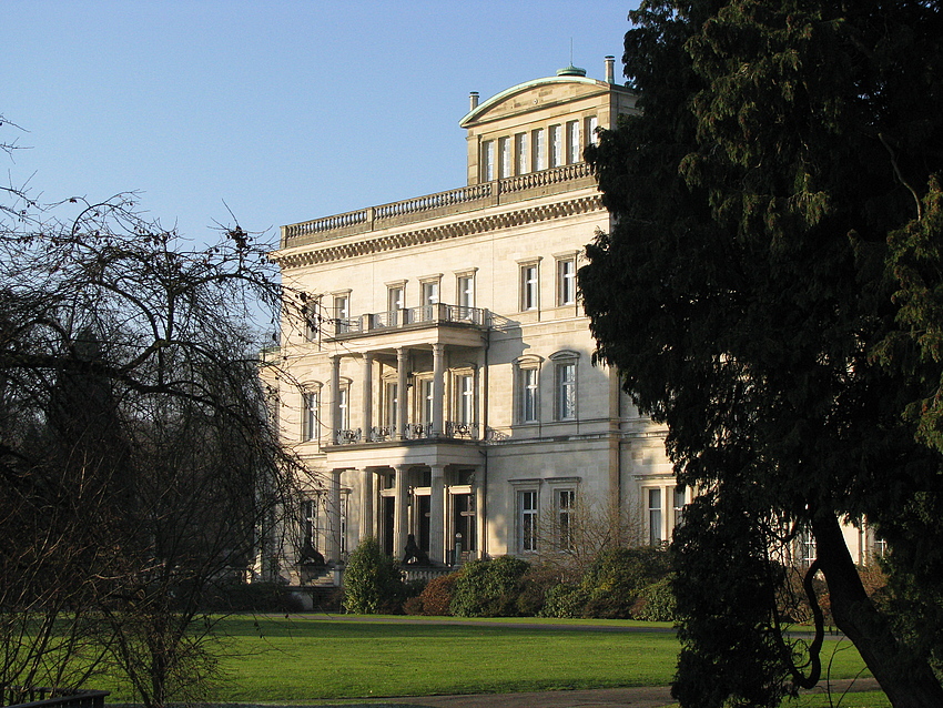 Klein Häuschen versteckt im Grünen