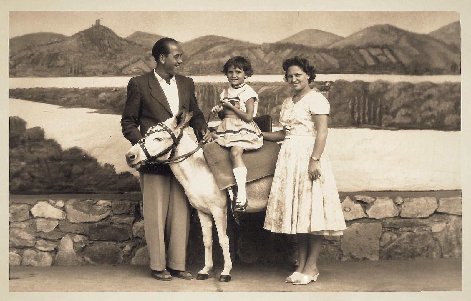 Klein Ursula mit Papa, Mama und dem Esel auf dem Drachenfels...