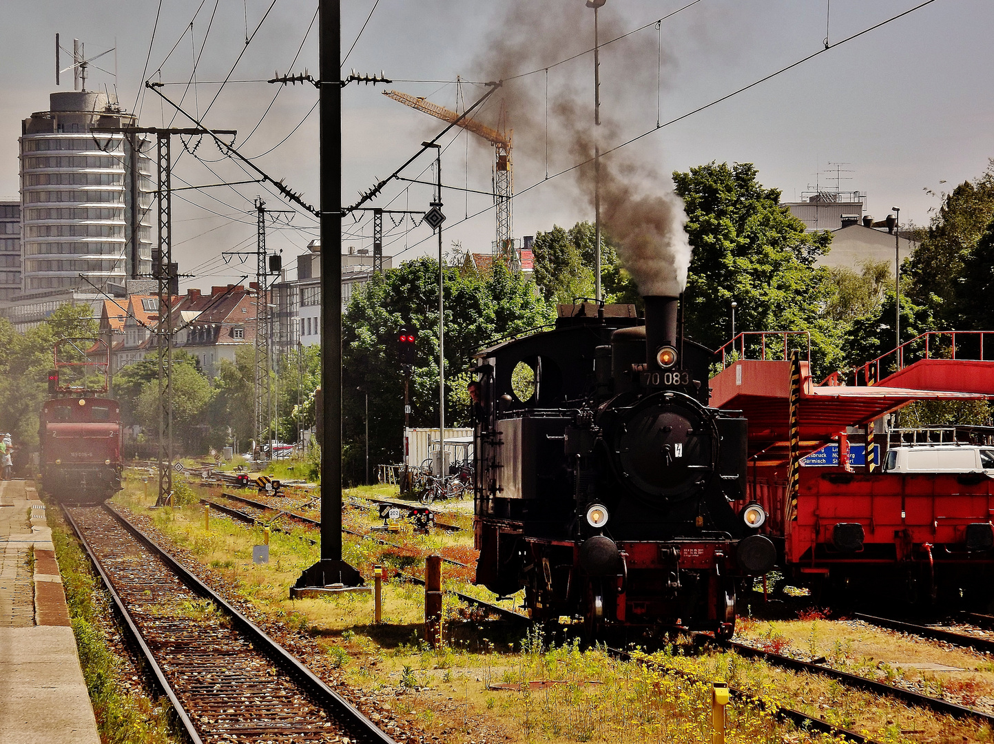 Kleinbahnnostalgie in großer Stadt.