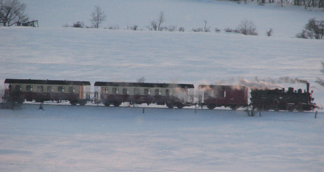 Kleinbahnromantik im Schnee 99 5906 auf der Hochebene vor Stiege