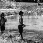 Kleine Angler bei der Sre Talay Brücke