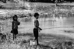 Kleine Angler bei der Sre Talay Brücke