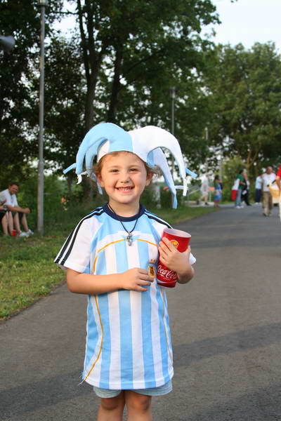 Kleine Argentinierin zu Gast bei Freunden...