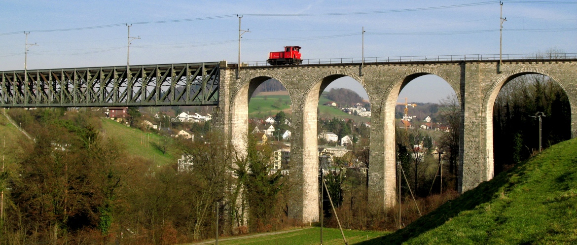 Kleine auf grosem Viadukt