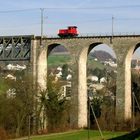 Kleine auf grosem Viadukt